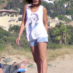 Eva González, en la playa, de blanco