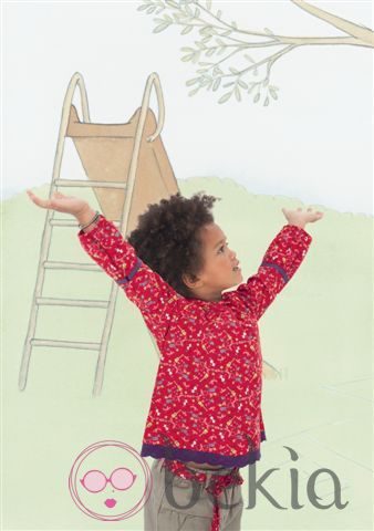 Niña con ropa de la colección otoño/invierno de Compaigne des petites