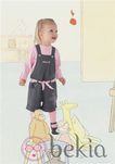 Niña con peto y camiseta rosa de Compaigne des petites