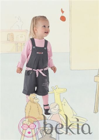 Niña con peto y camiseta rosa de Compaigne des petites