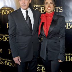 Salma Hayek en la presentación de 'El gato con botas' con traje pantalón negro y camisa roja con lazo