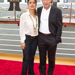 Salma Hayek en la presentación de 'El gato con botas' con jeans de talle alto y blusa blanca