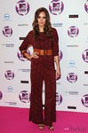 Look de Louise Roe con un mono burdeos en los MTV EMA 2011