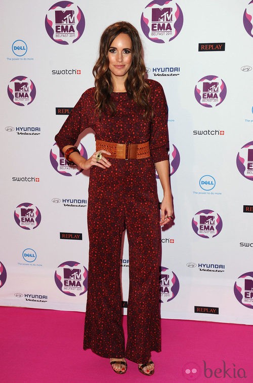 Look de Louise Roe con un mono burdeos en los MTV EMA 2011