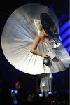 Look metálico de Lady Gaga al recoger su MTV EMA 2011