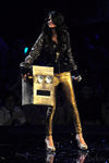 Look de Selena Gomez con un pantalón dorado en los MTV EMA 2011