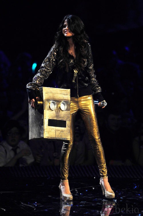 Look de Selena Gomez con un pantalón dorado en los MTV EMA 2011