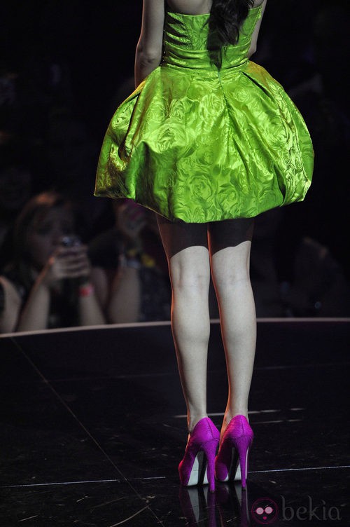 Look de Selena Gomez con zapatos fucsia en los MTV EMA 2011