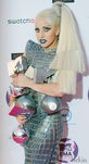 Look de Lady Gaga con un vestido largo metalizado en los MTV EMA 2011