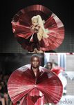 El look metalizado rojo de Lady Gaga en los EMA 2011 es de Paco Rabanne