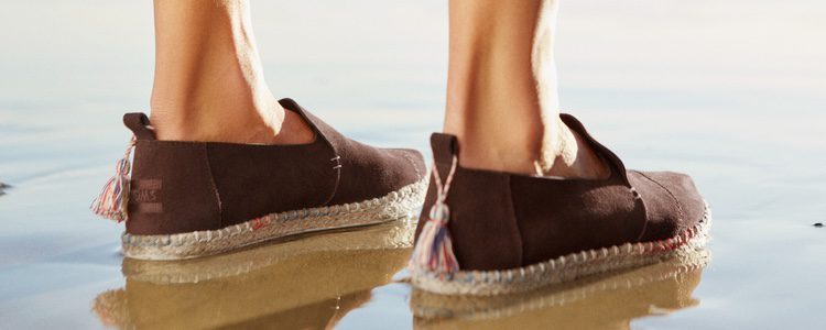 Alpargatas marrones de & Other Stories y Toms primavera/verano 2017