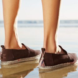 Alpargatas marrones de & Other Stories y Toms primavera/verano 2017