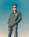 Tyler Clinton posando con una chaqueta para la agencia IMG
