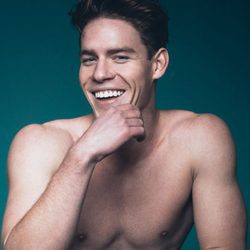 Tyler Clinton posando para el lookbook de la agencia de modelos IMG