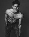 Tyler Clinton sin camiseta para el lookbook de la agencia IMG