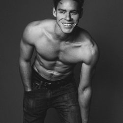 Tyler Clinton sin camiseta para el lookbook de la agencia IMG