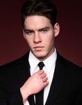 Tyler Clinton con un traje de chaqueta para la agencia de modelos IMG