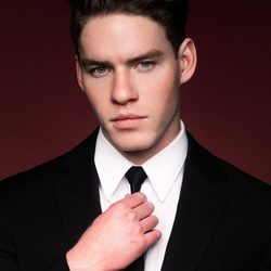 Tyler Clinton con un traje de chaqueta para la agencia de modelos IMG