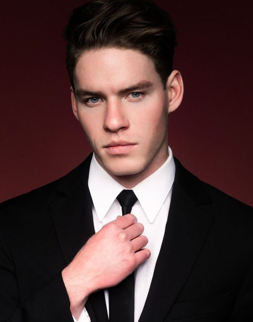 Tyler Clinton con un traje de chaqueta para la agencia de modelos IMG
