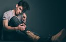 Tyler Clinton con un look informal para la agencia de modelos IMG