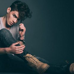 Tyler Clinton con un look informal para la agencia de modelos IMG