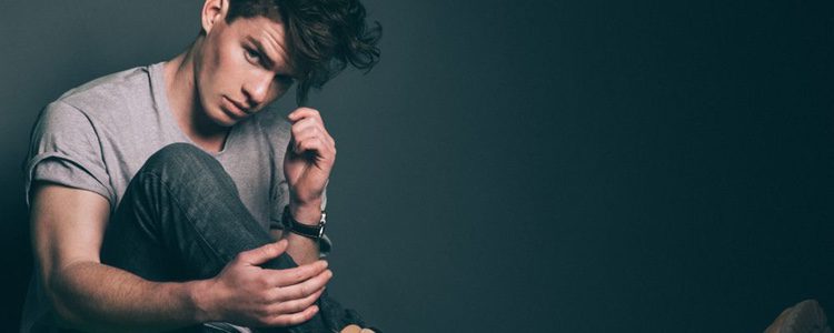 Tyler Clinton con un look informal para la agencia de modelos IMG