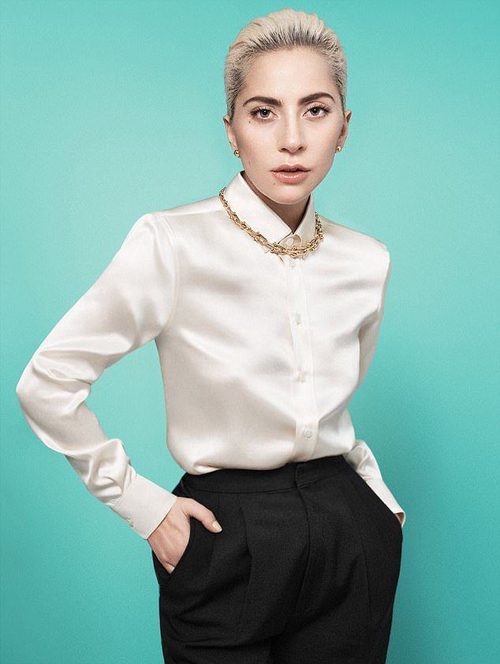 Lady Gaga con una gargantilla dorada de la colección 'City Hardwear' de Tiffany & Co.