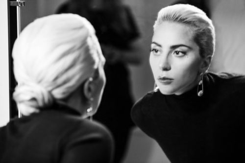 Lady Gaga con unos pendientes de la colección 'City Hardwear' de Tiffany & Co.
