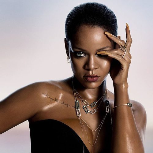 Rihanna con los collares de su propia colección cápsula con Chopard