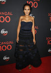 Kerry Washington con un vestido azul noche en la celebración del capítulo 100 de 'Scandal'