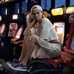 Cara Delevingne con las nuevas 'Basket Heart Denim' de Puma primavera/verano 2017
