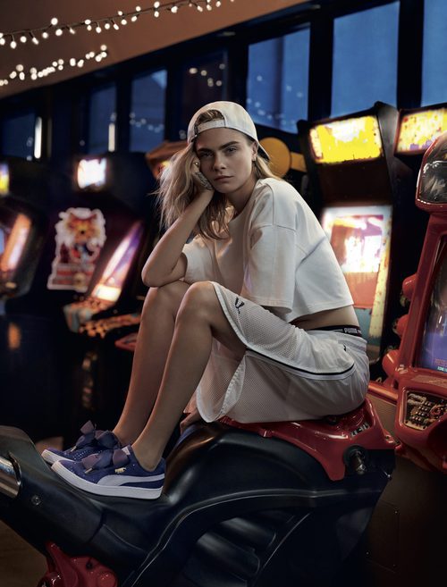 Cara Delevingne con las nuevas 'Basket Heart Denim' de Puma primavera/verano 2017