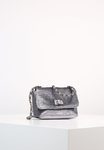 Bolso plateado de Steve Madden primavera/verano 2017