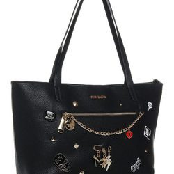 Bolso negro decorado con pins de Steve Madden primavera/verano 2017