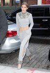 Gigi Hadid con un chándal brillante en las calles de Nueva York