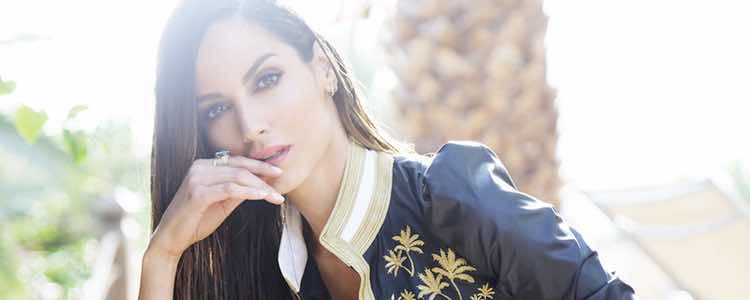 Ariadne Artiles con una chaqueta bordada de Guts&Love primavera/verano 2017