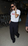 Victoria Beckham con un look básico en el aeropuerto de Los Ángeles