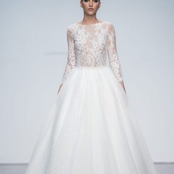 Vestido de novia con volumen de Hannibal Laguna en la Madrid Bridal Week 2017