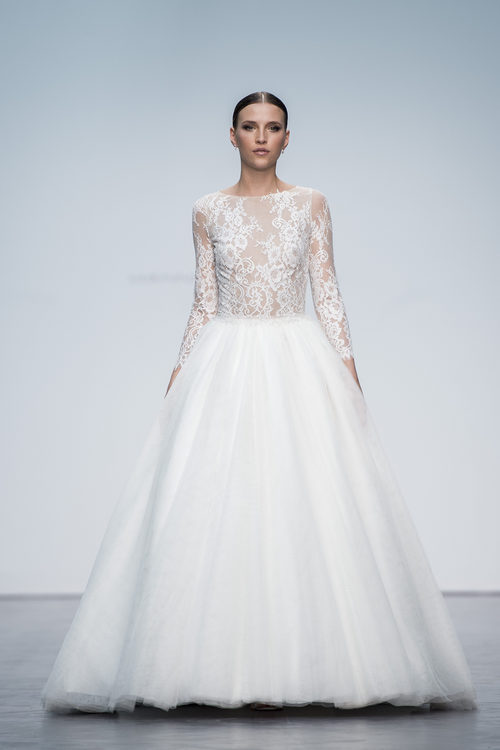 Vestido de novia con volumen de Hannibal Laguna en la Madrid Bridal Week 2017