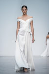 Vestido de novia con escote bardot de Hannibal Laguna en la Madrid Bridal Week 2017