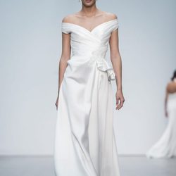 Vestido de novia con escote bardot de Hannibal Laguna en la Madrid Bridal Week 2017
