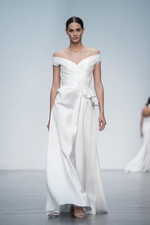 Vestido de novia con escote bardot de Hannibal Laguna en la Madrid Bridal Week 2017