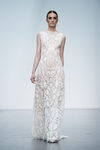 Vestido de novia de encaje de Hannibal Laguna en la Madrid Bridal Week 2017