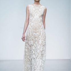 Vestido de novia de encaje de Hannibal Laguna en la Madrid Bridal Week 2017