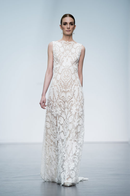 Vestido de novia de encaje de Hannibal Laguna en la Madrid Bridal Week 2017