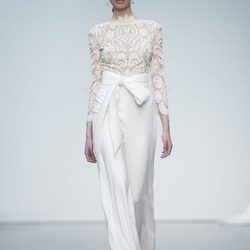 Pantalón y camisa de novia de Hannibal Laguna en la Madrid Bridal Week 2017