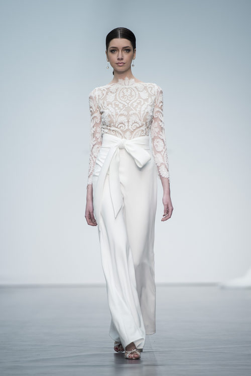 Pantalón y camisa de novia de Hannibal Laguna en la Madrid Bridal Week 2017