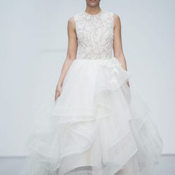 Vestido con volantes de Hannibal Laguna en la Madrid Bridal Week 2017