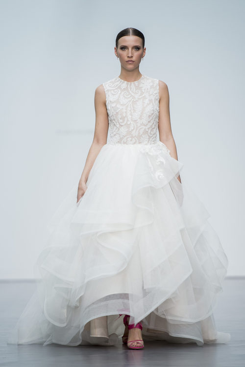 Vestido con volantes de Hannibal Laguna en la Madrid Bridal Week 2017