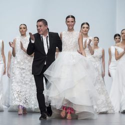 El diseñador Hannibal Laguna en el desfile de su firma en la Madrid Bridal Week 2017